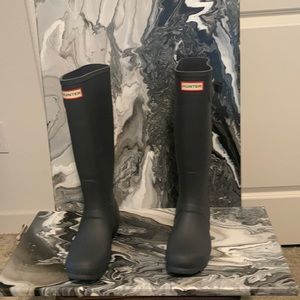 Tall Hunter Dark Slate Rain boots, size 7. Comes with box
